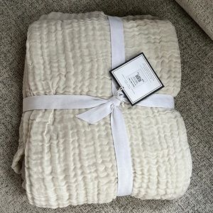 NWT Muslin Reversible Throw from Pottery Barn Dorm. 50x60”